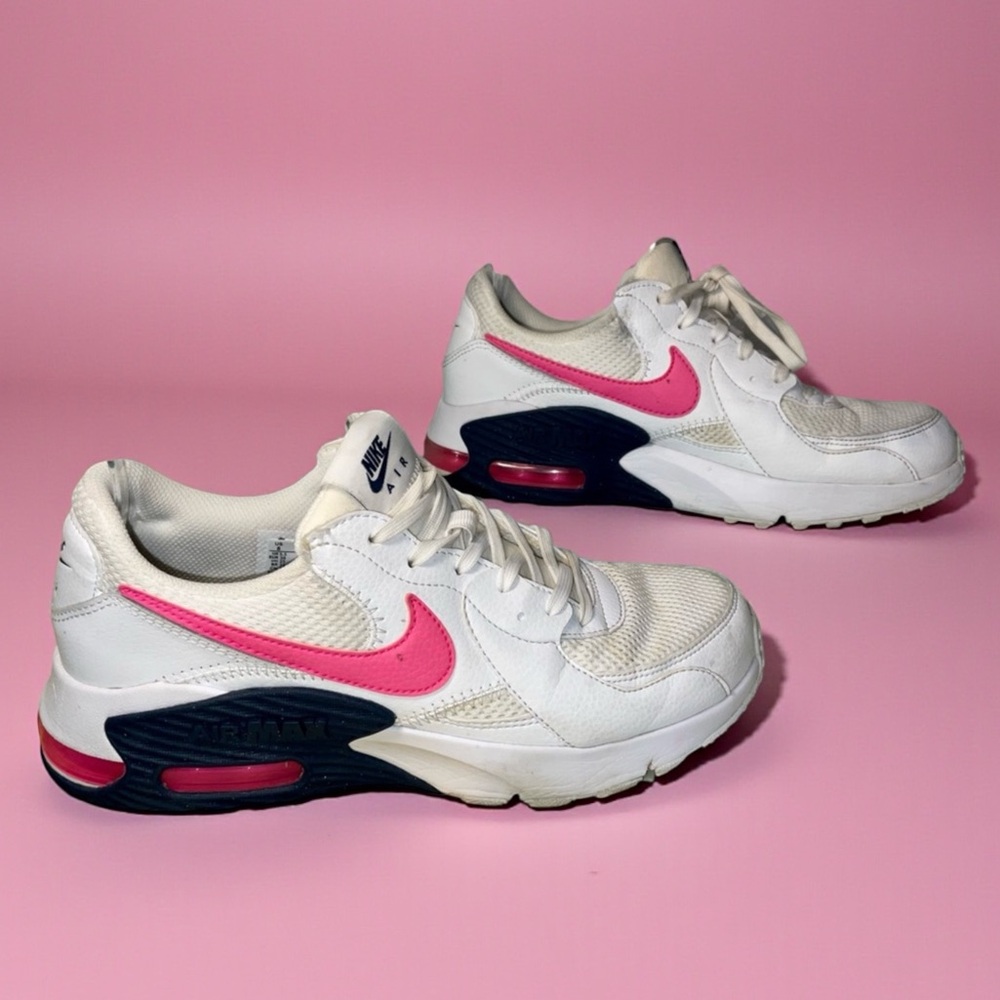 Nike Air Max Women’s Size 8. Navy Blue, Pink, White. Good Preowned Condition.